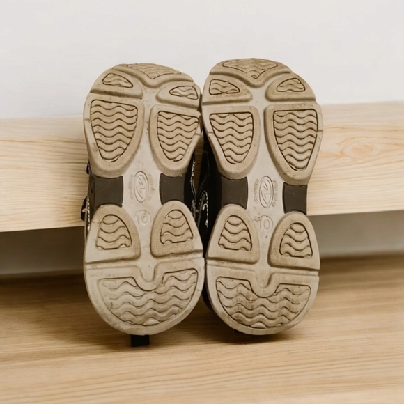 Boy's Toddler Sneakers Size 10 - Picture 2 of 3